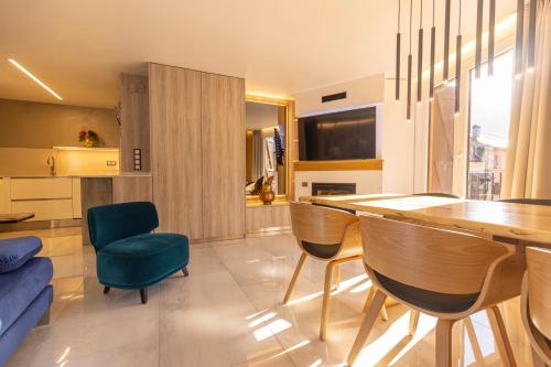 a kitchen with a dining room table and chairs at BALCON DE BENASQUE S Radiante Cama King Alta Gama Parking Incluido in Benasque