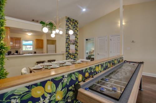 Η κουζίνα ή μικρή κουζίνα στο 4BD with Backyard BBQ & Games - 5Mins FSU & Downtown
