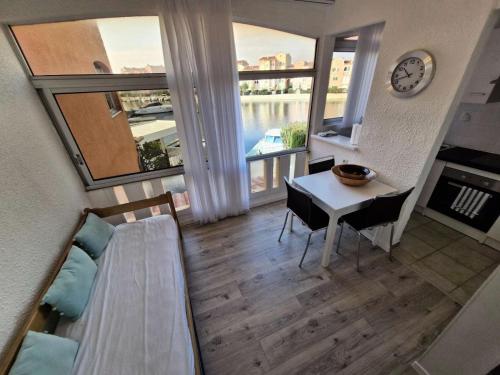 - un salon avec un canapé et une table dans l'établissement Résidence Nautica - Studio 3 personnes LE BARCARES. Réf: 9NAU11_23 MAE-9341, au Barcarès