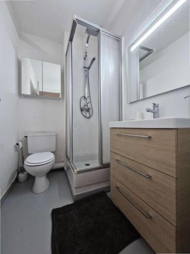 une salle de bain avec une douche, des toilettes et un lavabo dans l'établissement Résidence Nautica - Studio 3 personnes LE BARCARES. Réf: 9NAU11_23 MAE-9341, au Barcarès