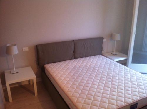 Ένα ή περισσότερα κρεβάτια σε δωμάτιο στο APPARTAMENTI VILLA GIULIA - WALTERIGATO Apartments SOLO PER FAMIGLIE