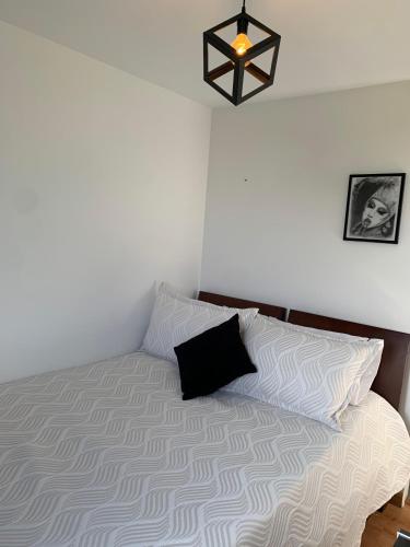 Katil atau katil-katil dalam bilik di Panorama del Sochagota ! Apartamento con vista al lago