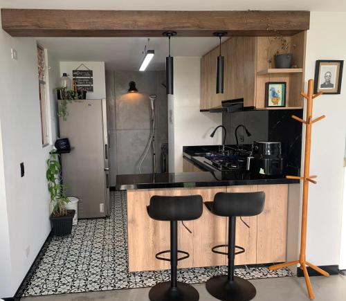 Dapur atau dapur kecil di Panorama del Sochagota ! Apartamento con vista al lago