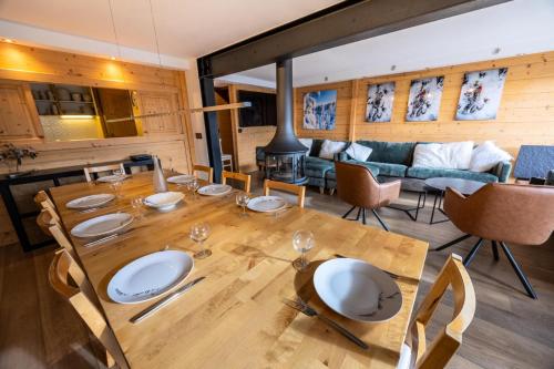 une salle à manger avec une table et une cheminée dans l'établissement Chalet Deux Tetes - Magnifique chalet équipé pour 14 personnes situé dans le quartier des 2 têtes vue inoubliable proche des pistes MAE-0351, à Arc 1600