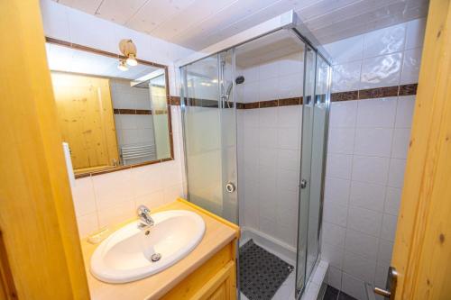 Ένα μπάνιο στο Chalet Deux Tetes - Magnifique chalet équipé pour 14 personnes situé dans le quartier des 2 têtes vue inoubliable proche des pistes MAE-0351