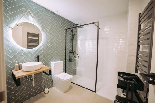 バレンシアにあるParc Central Mint Apartmentのトイレ、洗面台、シャワー付きのバスルーム