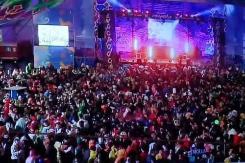 a large crowd of people standing in front of a stage at Casa Parador De Santa María in Villarrobledo