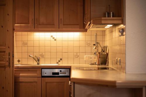 Η κουζίνα ή μικρή κουζίνα στο Apartmenthaus Gutwenger