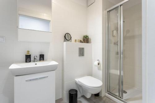 Phòng tắm tại Urban Chic - Premium City-Center Stay on Pereca Street