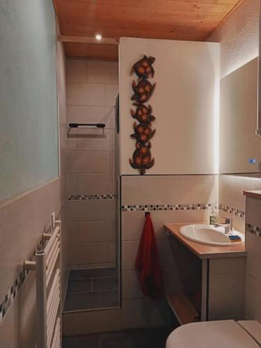 une salle de bain avec toilettes et lavabo dans l'établissement Appartement lumineux et cosy Strasbourg, à Strasbourg