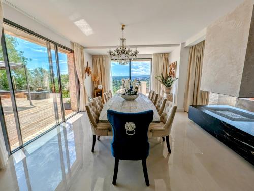 une salle à manger avec une table et des chaises dans l'établissement Villa Romarin St Paul de Vence, à Saint-Paul-de-Vence
