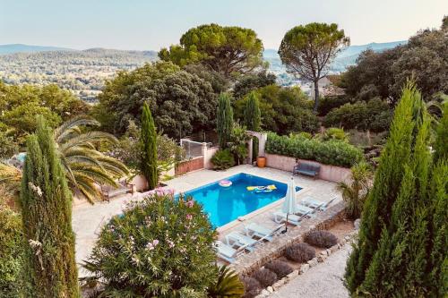 une image d'une piscine dans une villa dans l'établissement La Détente Provençale - Tennis, Football, Pétanque, à Le Val