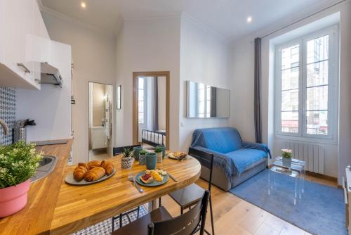 - un salon avec une table et une chaise bleue dans l'établissement Le Carré d'Or - à 2 min à pied du centre-ville, à Nice