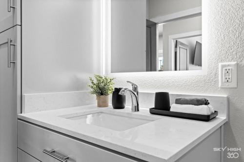 Φωτογραφία από το άλμπουμ του Unplugged Luxapt Near Uark, Amp, King Beds, Pool σε Rogers