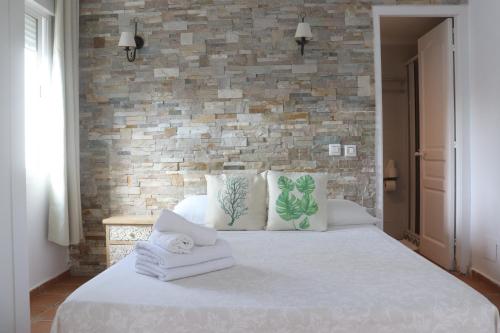 Postel nebo postele na pokoji v ubytování Hostal La Paloma I