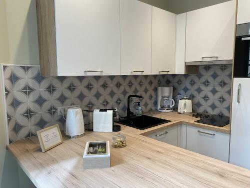 - une cuisine avec un comptoir en bois dans l'établissement Marianne 1, à Bergerac