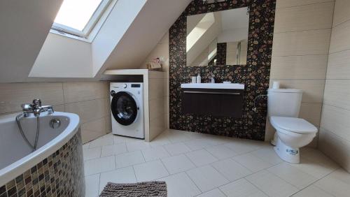 Un baño con lavadora y lavadora. en Willa Cztery Pory Roku, en Górki Małe