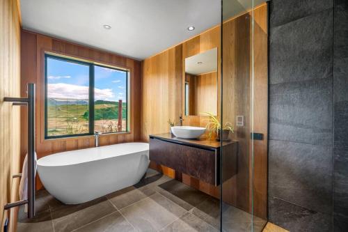 Ένα μπάνιο στο Mountain Serenity Retreat