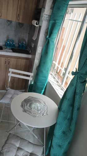 a table and chairs in a kitchen with a window at Apartamento San Gil in San Gil