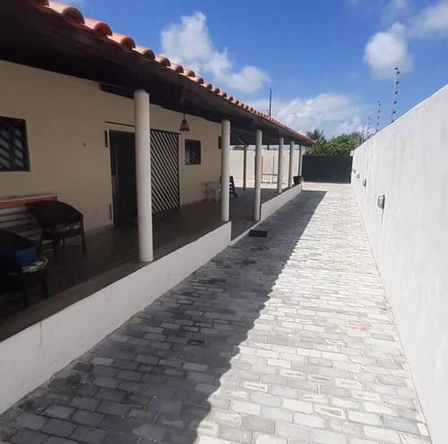 ein leerer Innenhof eines Hauses mit Dach in der Unterkunft Lugar encantador! in Jacumã