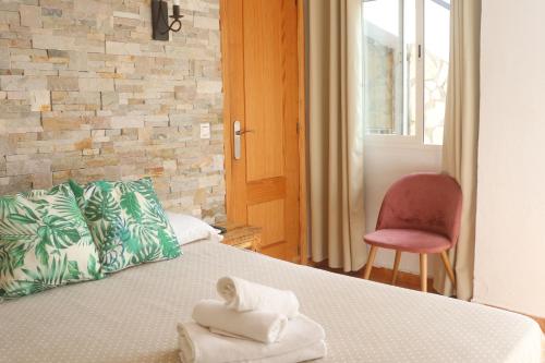 Postel nebo postele na pokoji v ubytování Hostal La Paloma II