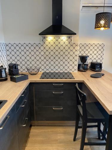 - une cuisine avec un comptoir et une cuisinière four supérieur dans l'établissement Marianne 3, à Bergerac