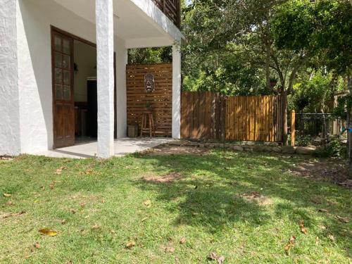 ピニェイラにあるSURF PARADISE apartamentosの木門と庭のある家