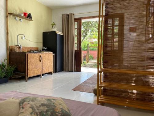 ピニェイラにあるSURF PARADISE apartamentosのリビングルーム(シンク付きのキッチン付)、