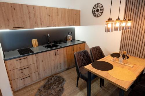 Top Zlatar Apartmaniにあるキッチンまたは簡易キッチン