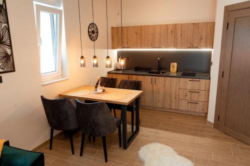 Top Zlatar Apartmaniにあるキッチンまたは簡易キッチン