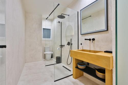 2 BD Lycabettus Stylish Apartment by Live&Travel