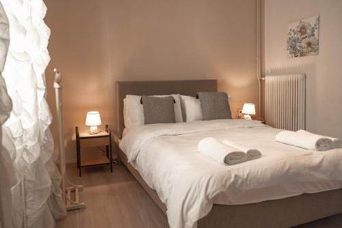 1 BD Lycabettus Neoclassic House by Live&Travel