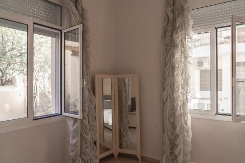1 BD Lycabettus Neoclassic House by Live&Travel
