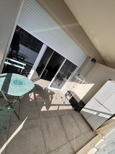 Cette chambre comprend une table, une table et des chaises. dans l'établissement Beau T2 Arlesien, à Arles