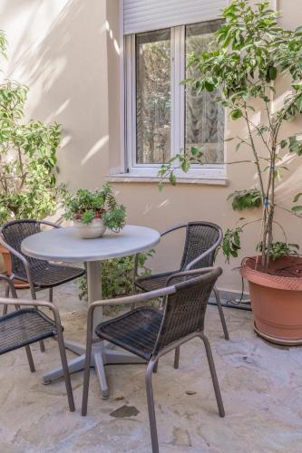 1 BD Lycabettus Neoclassic House by Live&Travel