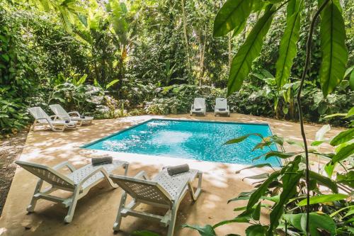 Πισίνα στο ή κοντά στο Peaceful Jungle Villa Cooper - Pool & Parking for 2 persons