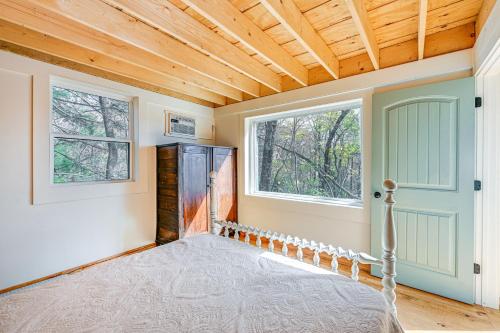 Ένα ή περισσότερα κρεβάτια σε δωμάτιο στο Deck and Fire Pit Mtn-View Cabin in Rabun Gap