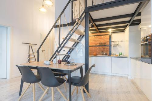 Kuchyňa alebo kuchynka v ubytovaní Apartament z antresolą Nowa Papiernia