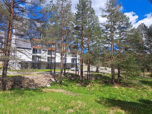 una vista esterna di un edificio con alberi in primo piano di zeleni bor Divcibare a Divčibare