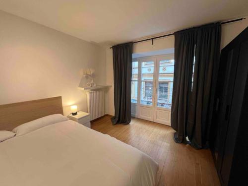 Spacious 2BR 2BA Porta Venezia Walk to Centrale FS