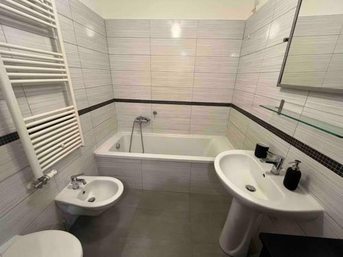 Spacious 2BR 2BA Porta Venezia Walk to Centrale FS