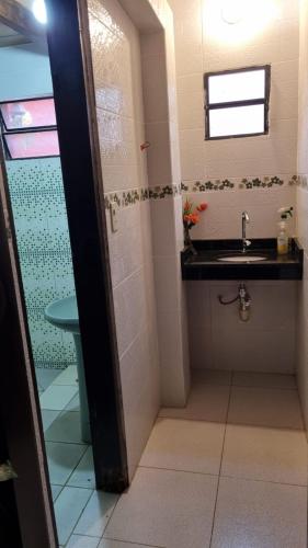 un baño con lavabo y espejo en Hostal Jardín de Luque, en San Lorenzo