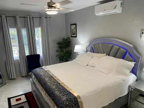 Postel nebo postele na pokoji v ubytování Gated 3 Bedroom in Tower Isle