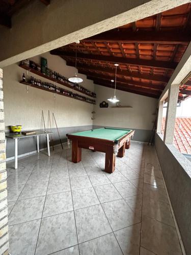 a room with a ping pong table in the middle at Casa do Loro Hospedagem in Curitiba