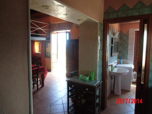 uma casa de banho com um lavatório, uma banheira e um WC. em Holiday home Santa Flavia em Santa Flavia