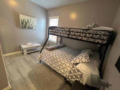 Ένα ή περισσότερα κρεβάτια σε δωμάτιο στο Spacious 3 bedroom close to NYC