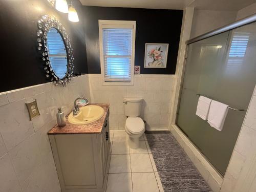 Ένα μπάνιο στο Spacious 3 bedroom close to NYC