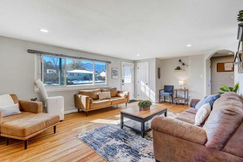 a living room with two couches and a table at Cloud View Family Mountain Views & Fire Pit in Colorado Springs