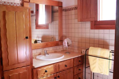 ein Badezimmer mit Waschbecken und Spiegel in der Unterkunft Casa Rural El Lirón in Ingenio