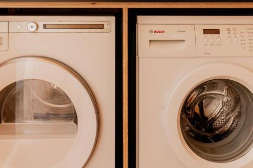 une machine à laver blanche à côté d'une machine à laver blanche dans l'établissement 'Wietenah=' - Perfectly renovated historic cottage, à Hobart